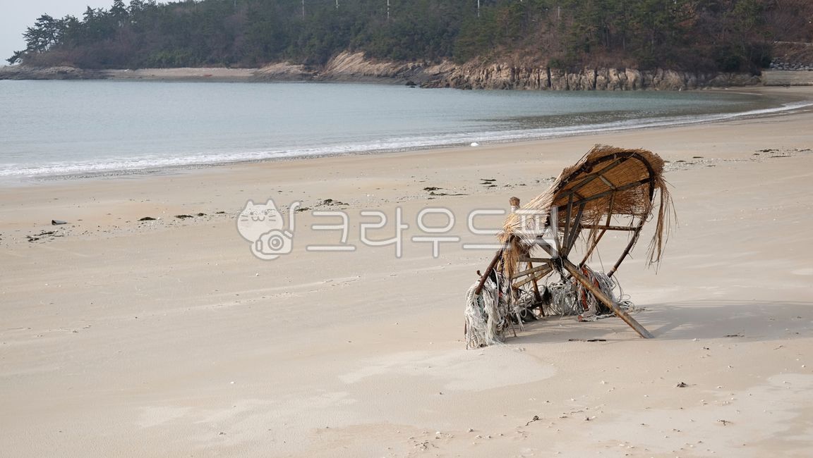 해안,해변,모래,파라솔,쓰레기,부서진파라솔,바다