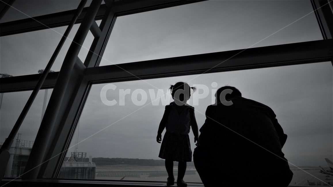 공항,할아버지,손녀,아이,어린이,소녀,기다림,여행,가족,airport,grandfather,children,child,oldman,blackandwhitephoto,waiting,family,travel,흑백,노인,사람,인물,인간,human,person,영유아,아기,애기,아이,infants,baby,노인,어르신,old man, senior citizen