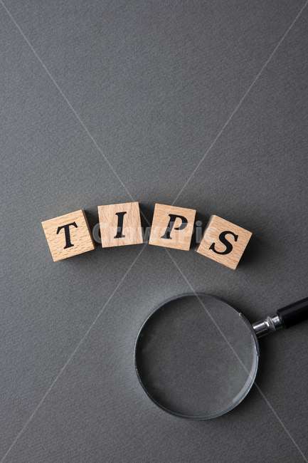 팁,꿀팁,배경,백그라운드,그레이,회색,나무,우드,큐브,글씨,알파벳,글자,비즈니스,영문,아이디어,컨셉,블록,낱말,오브젝트,텍스트,디자인,블랙,검은색,솔루션,교육,메시지,서비스,지식,해결,성공,전략,돋보기,확대하다,확대,체크,검토,확인,빈티지,레트로,연출,컨셉,콘셉,direction,concept