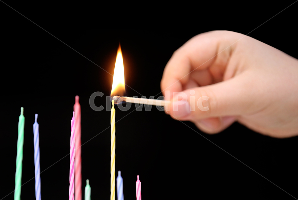 불,fire,성냥,손,사물,생일,생일초,초,기념일,축하,anniversary,congratulation,celebrate,celebration