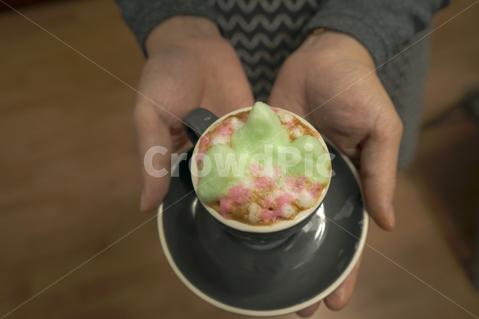커피,라떼아트,라떼,봄산,산,컵,latte,latteart,사람,인물,인간,human,person,신체일부,몸,body,커피,카페,coffee,cafe