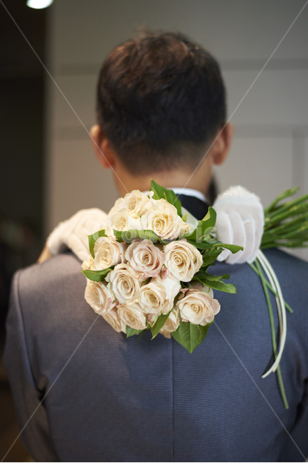 웨딩,뒷모습,신랑,결혼,신랑신부,포옹,부케,wedding,사람,인간,human,man,beautiful
