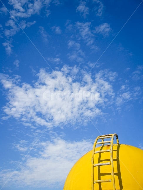 하늘,흰구름,노란,물탱크,계단,올라감,watertank,yellow,stairs,cloud,sky,색깔,색상,색채,색감,color sense,color sensitivity,feeling of color