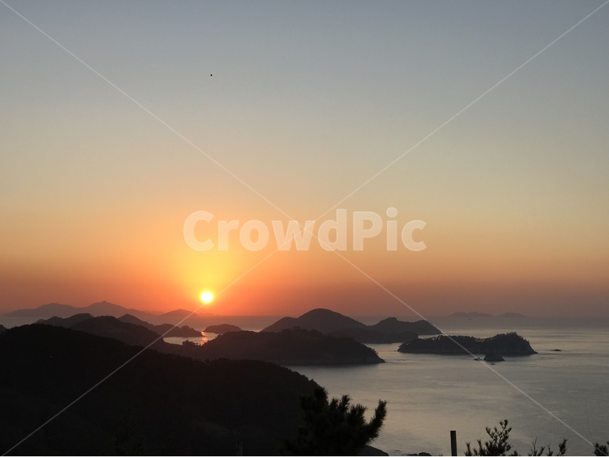 바다,산,해,새해,자연,풍경,섬,자연,풍경,nature,landscape,outdoors,옥외,sunset,일몰,red sky,붉은 하늘,sky,하늘,dusk,황혼,dawn,새벽,land,땅