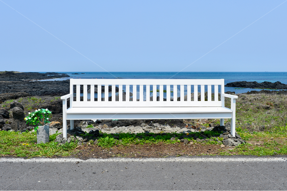 바다,해변,바위,bench,white,편안한,조용한,에머랄드,녹색,푸른,하늘,제주,월정리,풍경,경치,수영,도로,야외,sea,seaside,rock,green,blue,sky,jeju,waljungli,landscape,scenery,swim,road,cozy,outdoor,제주도,jeju,jeju island,furniture,가구,벤치,park bench,공원 벤치