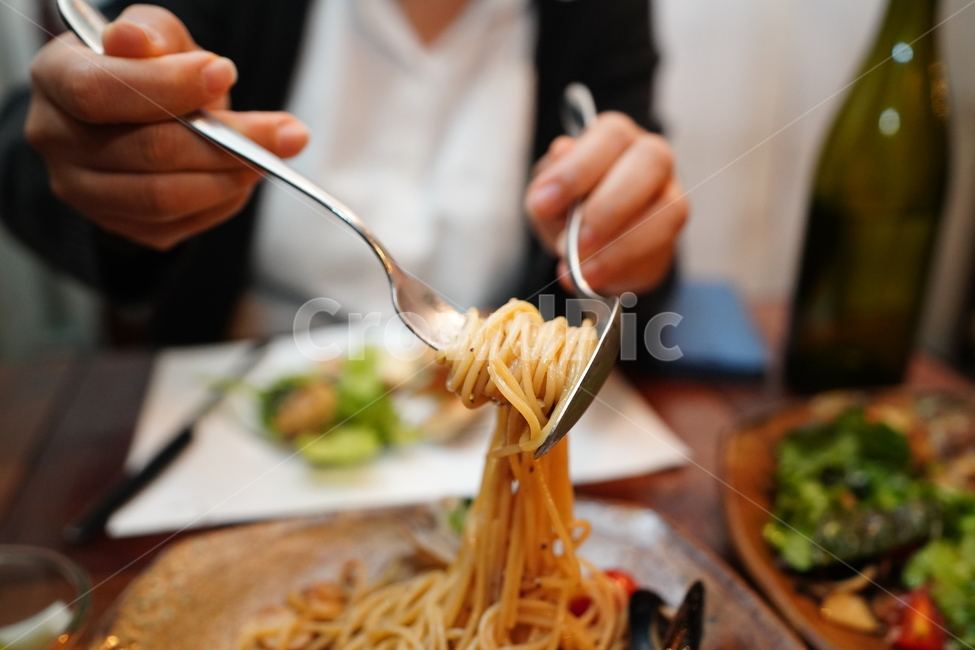 파스타,음식,양식,식사,해물,면,면요리,외식,데이트,먹방,푸드,디너,사람,인물,인간,human,person,신체일부,몸,body,음식,식재료,요리,food,cook,meal,dishes,food reserves,면류,면요리,noodles,양식,서양음식,서양요리,western food,western dishes,western meal,western cook