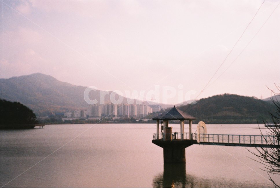 호수,백운호수,하늘,흐린날,다리,산,나무,감성사진,필름사진,호수풍경,sky,lake,bridge,tree,mountain,filmphotography,도시,풍경,city,landscape,한국도시풍경,한국도시경관,korea cityscape,감성,sensible,feeling,water,물,outdoors,옥외,nature,자연