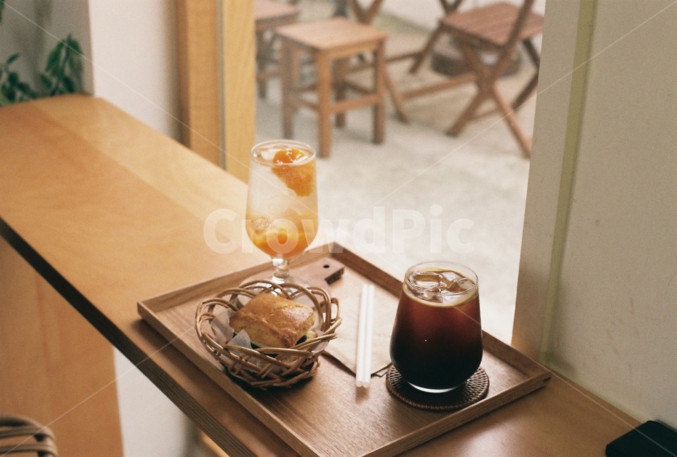 glass,cafe,ade,scone,coffee,beverage,Ice Akerikano,drink