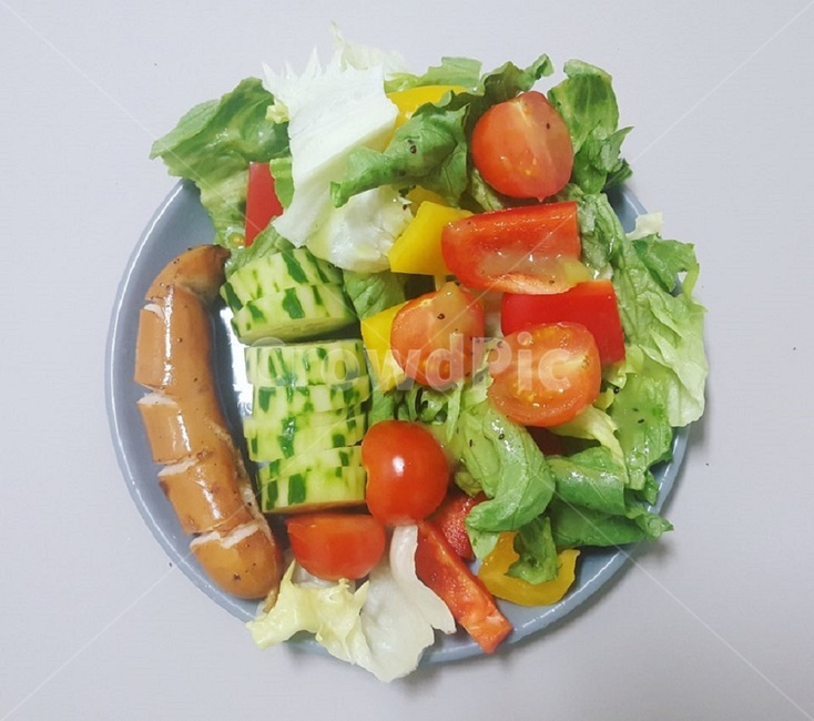 샐러드,다이어트샐러드,아침샐러드,다이어트,아침,오이,방울토마토,양상추,키위드레싱,닭가슴살소세지,파프리카,다이어트엔샐러드