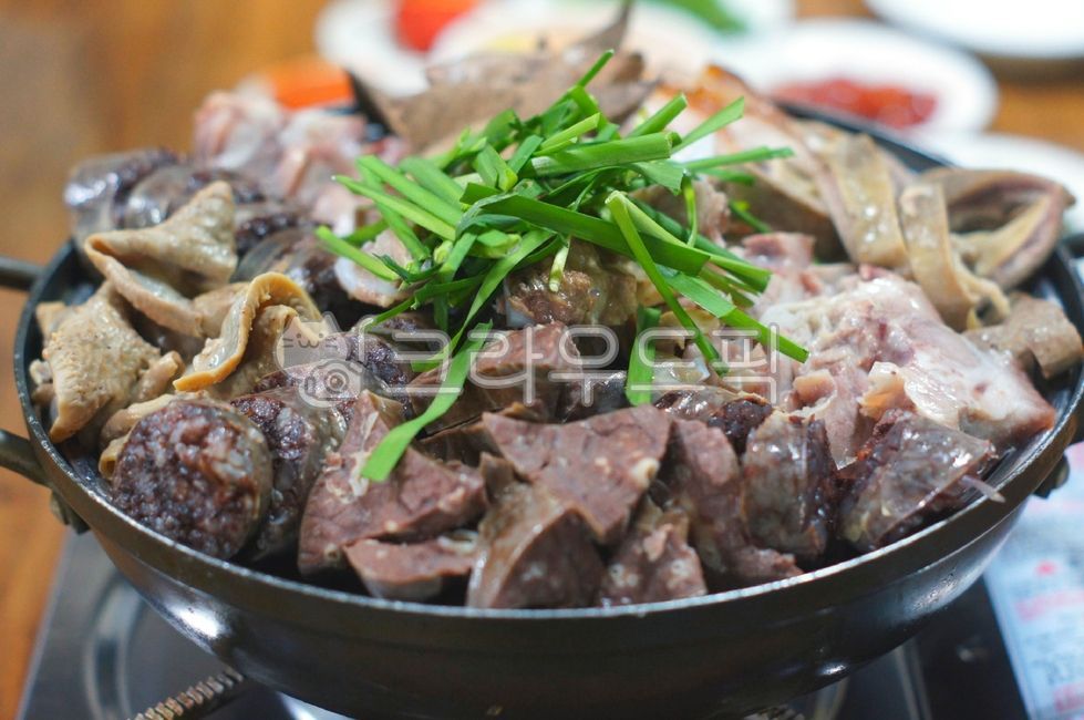 blood sausage,sundae,assorted sundae,assorted sundae,boiled pork,sundae naejang,intestines,sulguk,hangover soup,hangover soup,sulkuku,sundae soup,soup