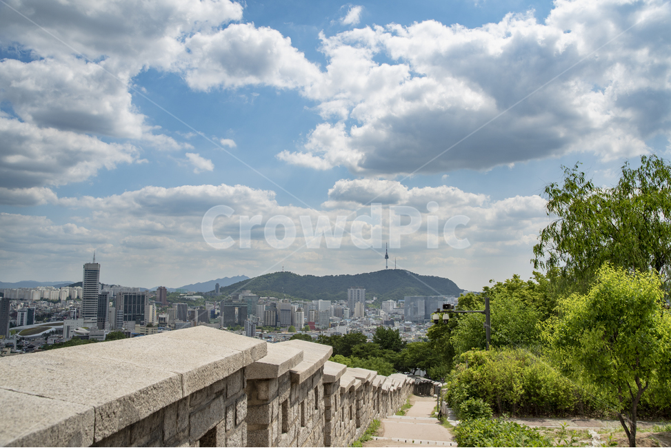 서울,한국,대한민국,풍경,경치,하늘,구름,여백,카피스페이스,파란하늘,맑은하늘,맑은,깨끗한,경관,남산,타워,남산타워,서울타워,남산서울타워,산,도시,빌딩,건물,현대적인,도심,스카이라인,주경,오후,성곽길,성곽,길,도시,풍경,city,landscape,한국도시풍경,한국도시경관,korea cityscape,outdoors,옥외