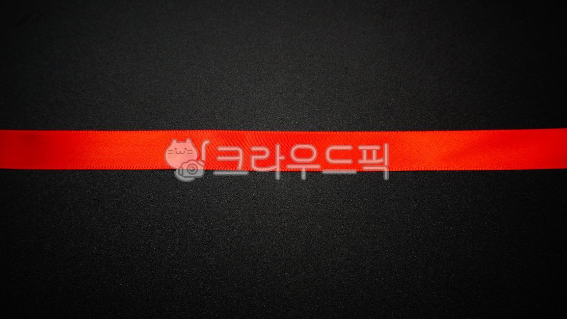 빨간리본,검정배경,리본,선물,포장,빨강,사틴,패브릭,천,배경,깔끔한,심플한,포장끈,반짝이는,럭셔리,고급진,줄,직선,블랙프라이데이,발렌타인,크리스마스,기념일,선물상자,background,shopping,blackfriday,black,photo,ribbon,red,events,gift,space,strip,border,taping,celebrate,wrapping,fabric,box,holiday,ornament,flat,silk,shine,stripe,shiny,layout,creative,blank,decorative,decor,business,design,color,modern,template,texture,wallpaper,pattern,line,style,decoration,backdrop,art,concept,card,banner,event,colorful,light,element