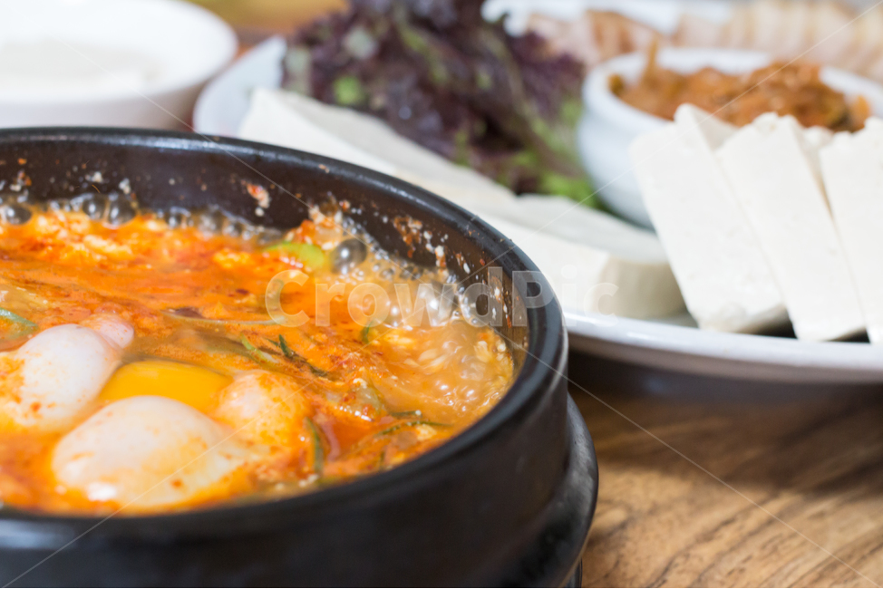 순두부찌개,찌개,한식,음식,뚝배기,계란,수육,뜨거운,밥상,식사,외식,식당,요리,두부,보글보글,음식점,점심,저녁,맛있는,음식,식재료,요리,food,cook,meal,dishes,food reserves,한식,한국음식,한국요리,korean food,korean dishes,korean meal,korean cook