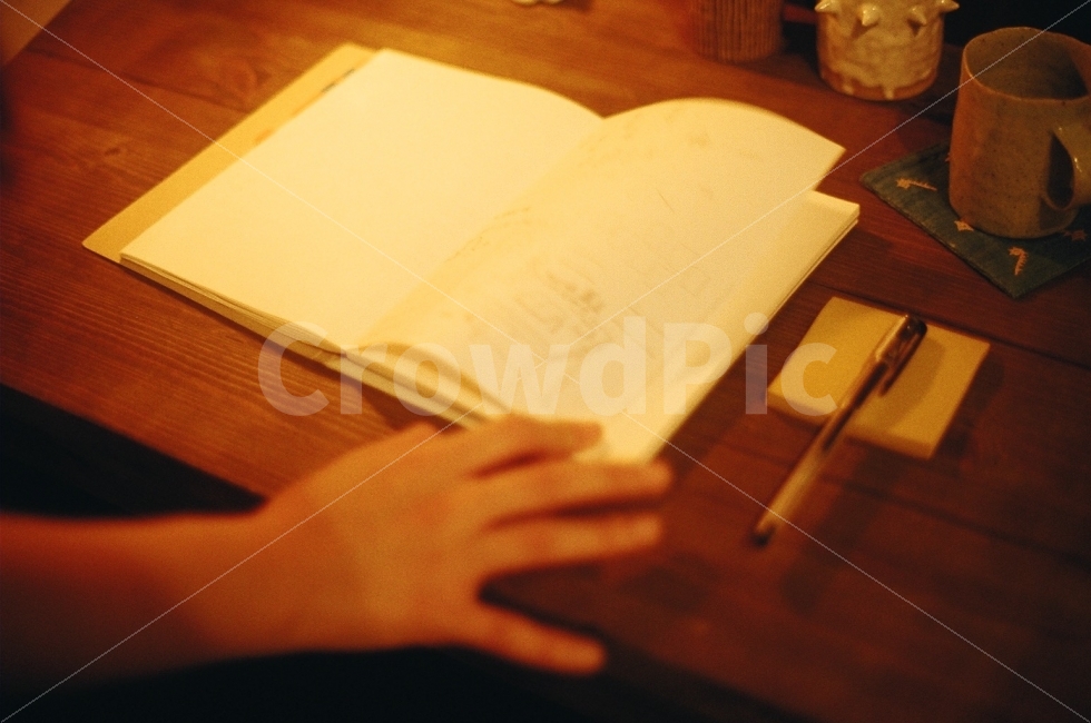 책,손,책상,필름사진,필름카메라,사람,인물,인간,human,person,감성,sensible,feeling,사물,물건,오브젝트,thing,object,matter,연출,컨셉,콘셉,direction,concept,학용품,문구류,사무용품,school supplies,stationery,office supplies