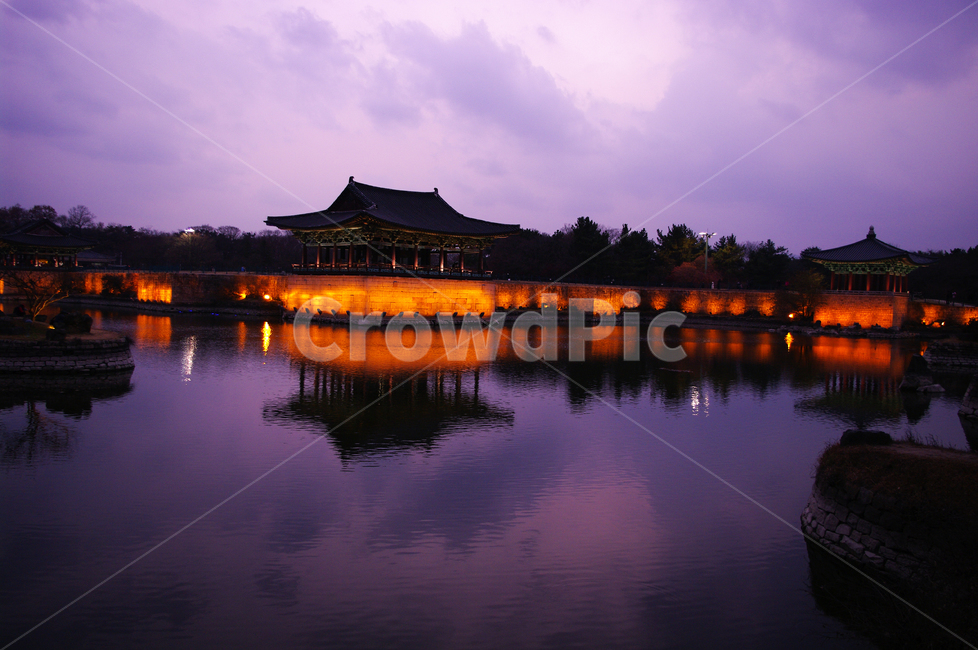 안압지,연못,경주,건축,지붕,traditional,전통,조명,빛,하늘,구름,풍경,야경,밤,풍경,nightscape,night,landscape,한국전통,한국문화,korean traditional,korean culture,랜드마크,landmark,tourist attraction,한국랜드마크,한국관광지,한국명소,korea landmark,korea tourist attraction,건축물,건물외관,exterior,building,structure,architecture,construction