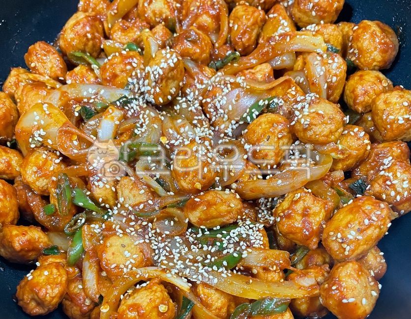 seasoning,Stirfried fish cake,onion,Fish cake,green onion,rice side dish,vegetable,side dish,rice thief,wok,stirfried dishes,Korean food,ingredients,cooking,koreanfood,Korean cuisine,cook,Korean,Cheongyang pepper,food,meal,Stirfried Odeng,fish cake,dish,s