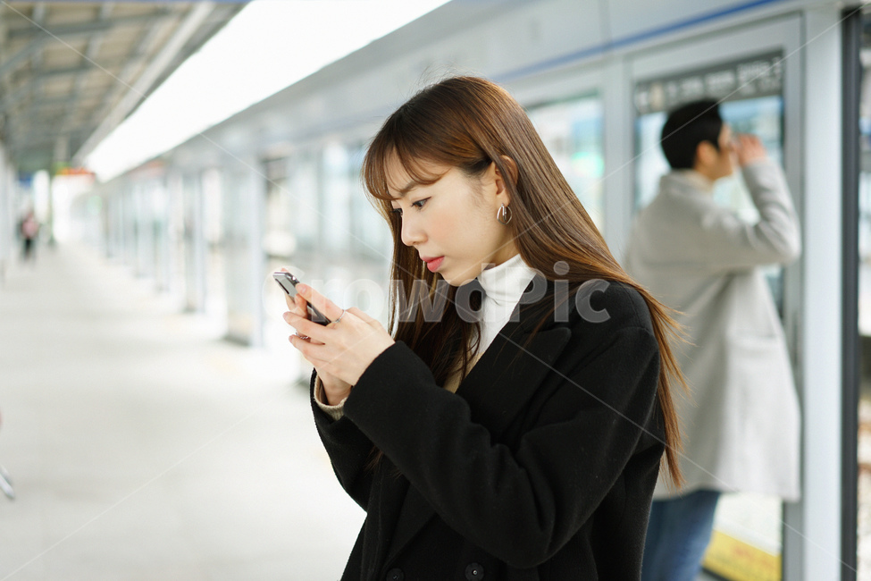 여자,여성,지하철,대중교통,전철,기다림,열차,기차,교통,지하철역,핸드폰,모바일,사람,인물,인간,human,person,여성,여자,woman,female,lady,감성,sensible,feeling,교통,교통수단,traffic,transportation