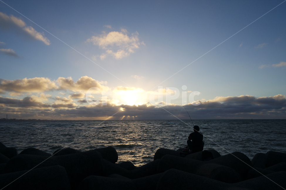 nature,자연,outdoors,light,빛,flare,플레어,human,인간,person,사람,낚시,오키나와,바다,실루엣,구름,하늘