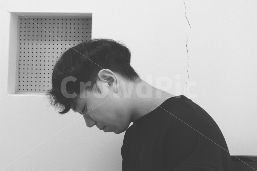 생각,고민,후회,지침,무기력,그리움,반성,아련함,사람,인물,인간,human,person,남성,남자,man,male,감정표현,기분,feeling,emotion,고독함,외로움,쓸쓸함,우울함,슬픔,lonely,solitary,흑백,모노톤,monochrome,black and white