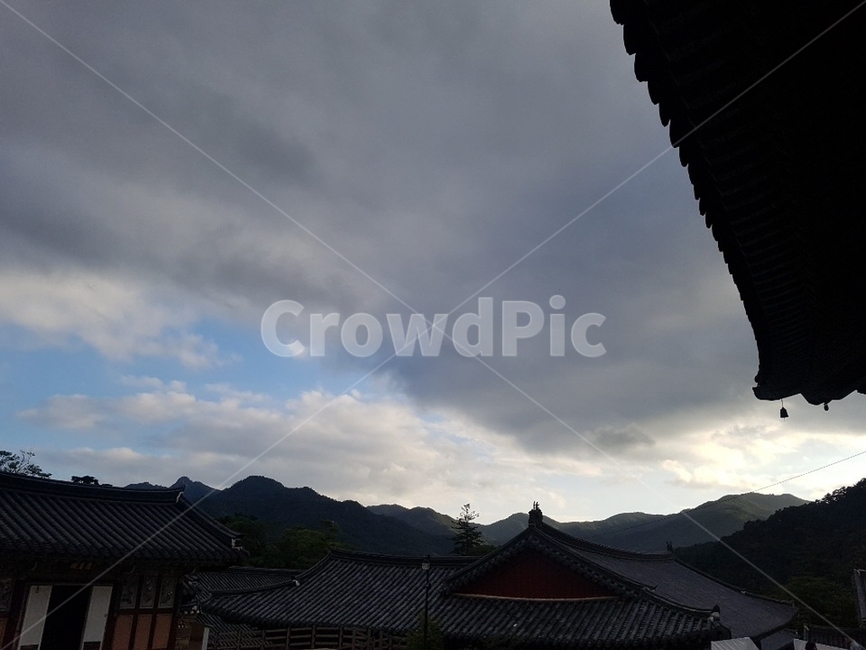 지붕,roof,하늘,구름,능선,한국전통,한국문화,korean traditional,korean culture,건축물,건물외관,exterior,building,structure,architecture,construction