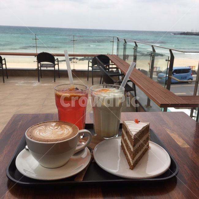 saucer,받침접시,pottery,도기류,컵,cup,커피컵,coffeecup,커피,후식,케이크,당근케이크,당근케이크,당근케잌,당근케잌,에이드,디저트