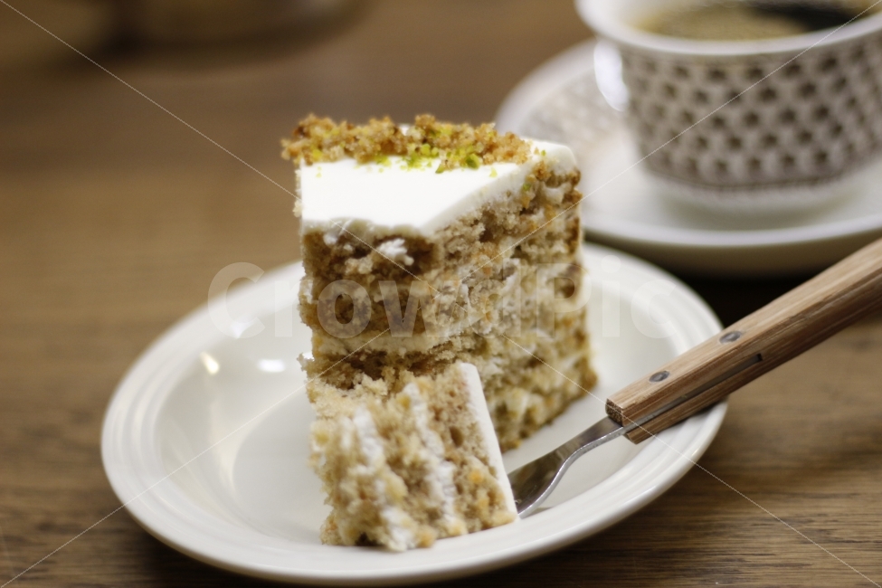 coffee,cafe,dessert,cake,food,beverage,carrot,dish,커피,카페,드립커피,케익,디저트,음식,음료,빵,캐롯케익,당근케익,당근,아메리카노,바리스타,barista,음식,식재료,요리,food,cook,meal,dishes,food reserves,빵,bread,디저트,간식,후식,dessert,snack