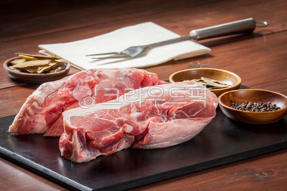 pepper,wooden plate,tray,butchery,Meat restaurant,bay tree,raw meat,plate,Bossam,pork,Raw neck meat,wooden tray,pig,boiled pork,front leg meat,Pork front leg meat,pork belly,Pork root meat,bamboo stand,boiled meat,Boiled pork,cooking,Raw pork belly,roast,