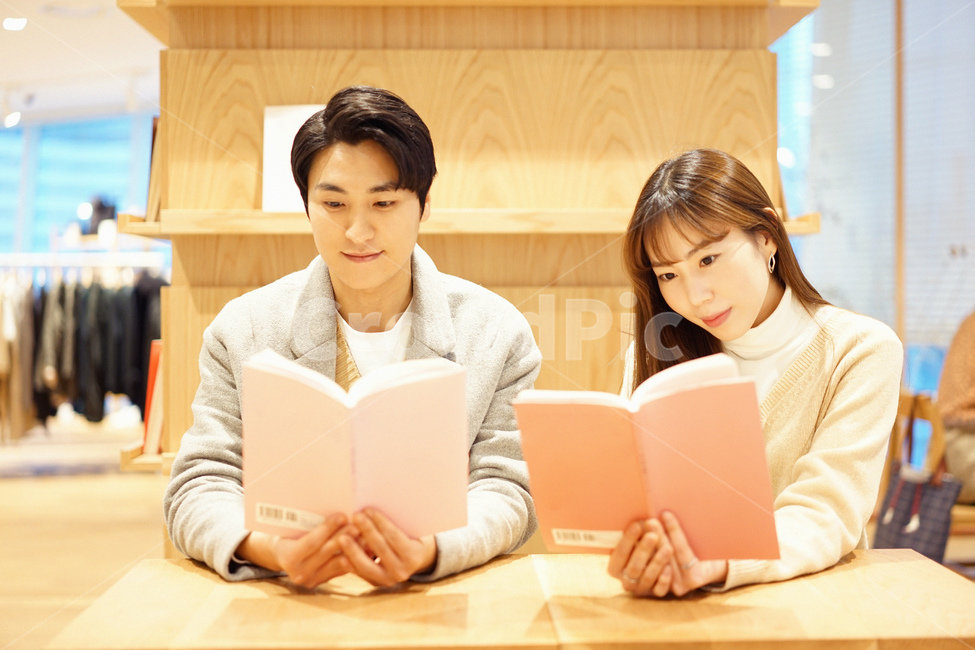 커플,연인,데이트,남녀,couple,독서,책,book,연애,사람,인물,인간,human,person,연인,커플,사랑,lover,couple