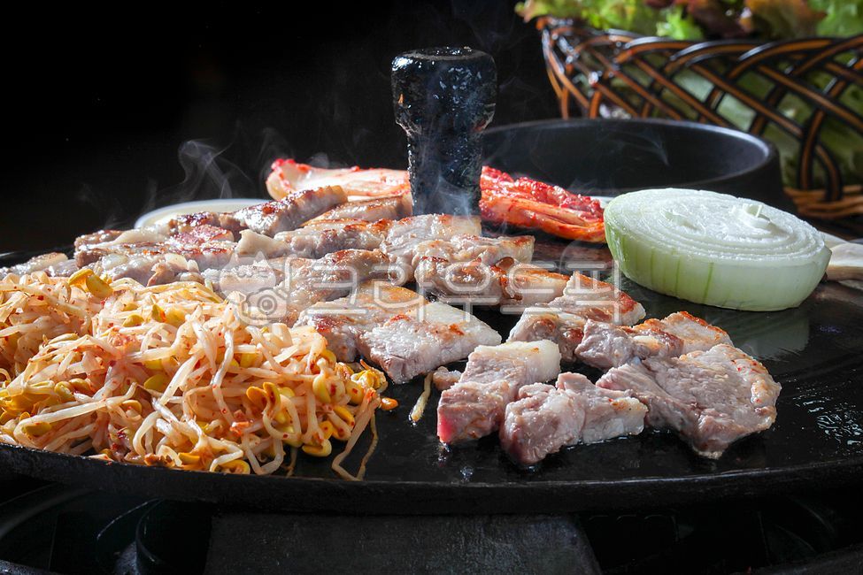 Pork belly,onion,Raw neck meat,pork,pig,BBQ,Domestic raw pork belly,pork belly,pot lid pork belly,cast iron,Korean food,Grilled Pork Belly,ingredients,Kimchi Pork Belly,Korean restaurant,Raw pork belly,roast,Cast iron pot lid pork belly,Pot Lid Raw Pork B