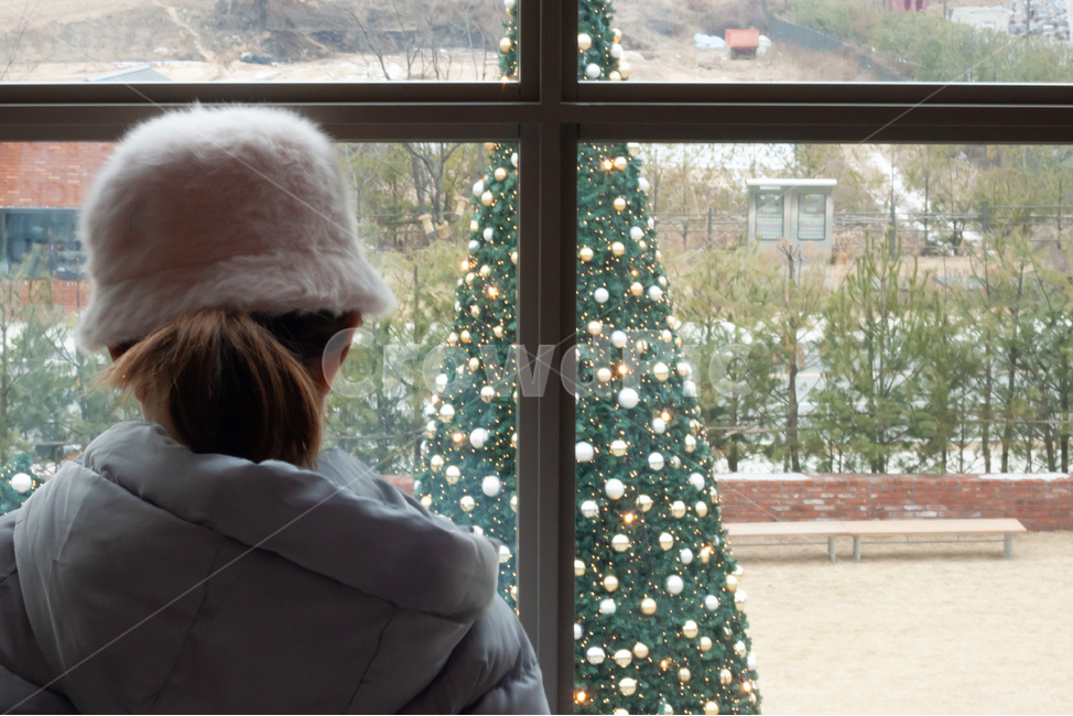 크리스마스,christmas,christmastree,크리스마스트리,창,창밖,트리,소녀,모자,핑크,pink,hat,girl,children,kid,female,daughter,딸,cute,lovely,window,look,1person,겨울,계절,winter,season,사람,인물,인간,human,person,어린이,어린아이,child,children,kid,메리크리스마스,성탄절,merry christmas