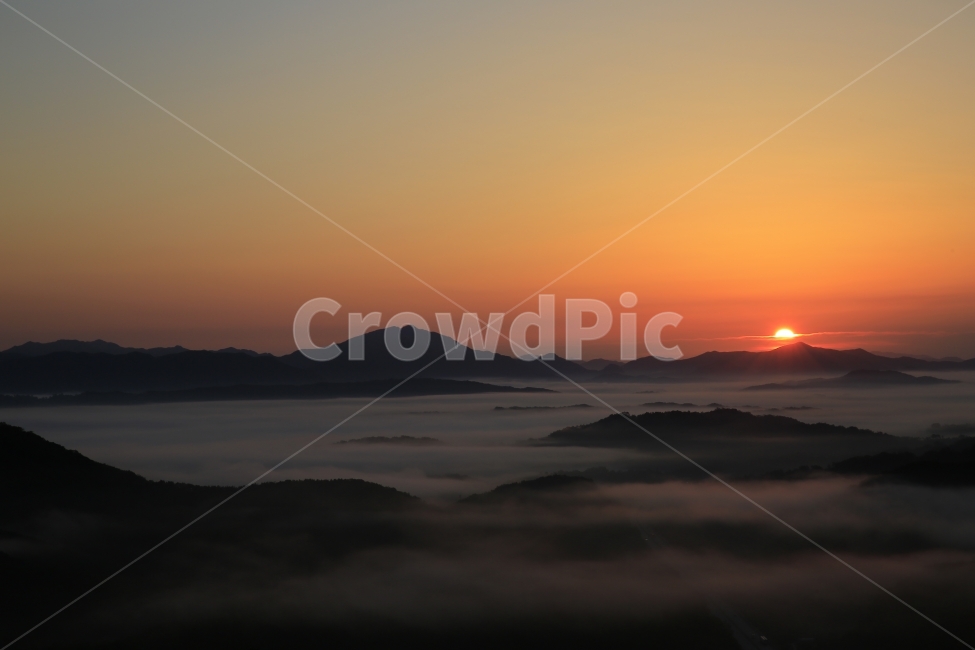 수리티재,운무,풍경,일출,여명,일출사진,sun,landscape,수리티,속리산,보은,구름,안개,도로,궤적,자연,풍경,nature,landscape,한국자연풍경,한국자연경관,korea nature landscape,outdoors,옥외,dawn,새벽,red sky,붉은 하늘,dusk,황혼,sunset,일몰,sky,하늘