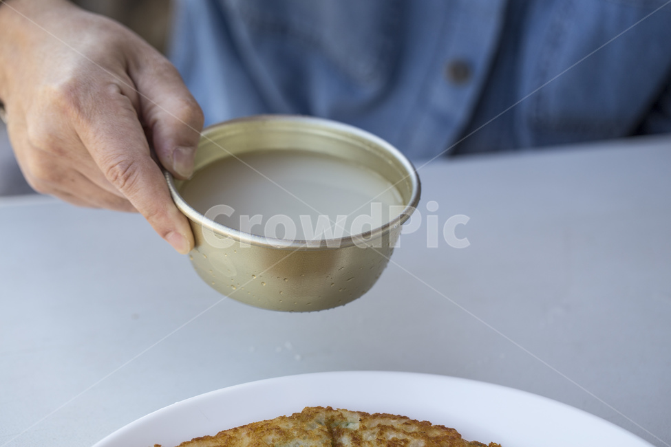 막걸리,탁주,전통주,전통술,술,주류,한국,한국음식,발효주,곡주,양은그릇,손,알루미늄,한국술,한잔,잔,건배,발효,한국전통,한국문화,korean traditional,korean culture,사람,인물,인간,human,person,신체일부,몸,body,음식,식재료,요리,food,cook,meal,dishes,food reserves,술,주류,alcohol