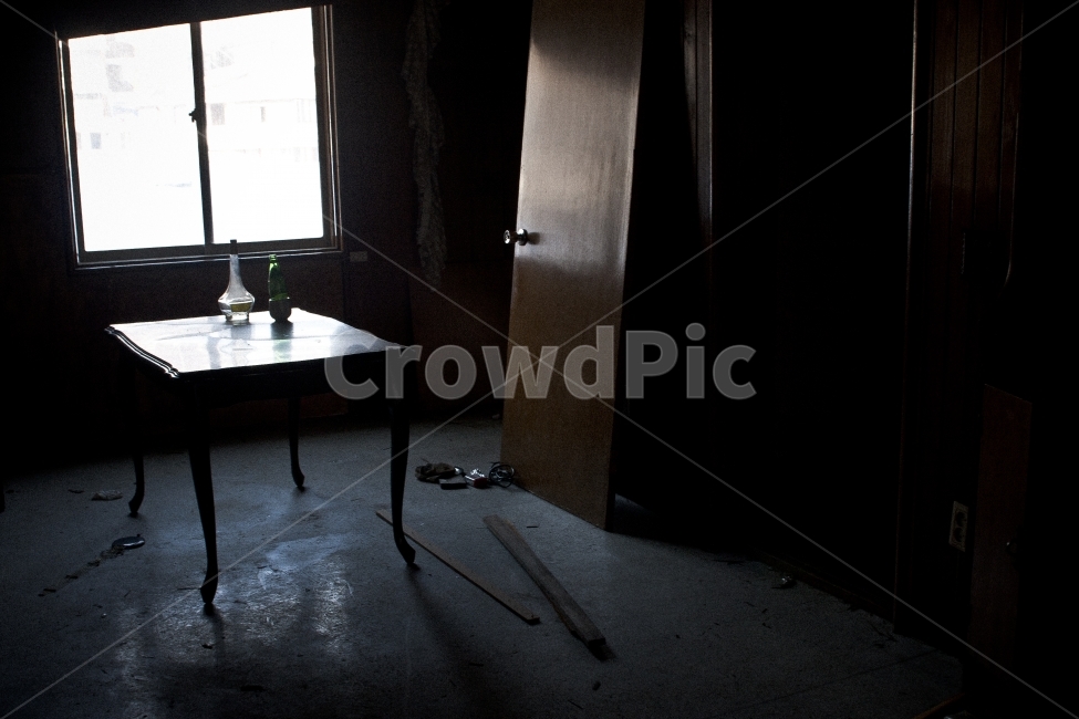 폐가,폐허,버려진,창문,식탁,음침한,어두운,desertedhouse,dark,공포,호러,무서운,무서움,horror,terror,fear,인테리어,실내디자인,interior design