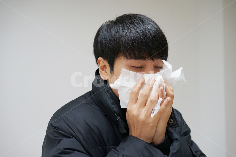 휴지,기침,재채기,감기,코감기,미세먼지,질병,콧물,이비인후과,남성,남자,청년,아픔,겨울,계절,winter,season,사람,인물,인간,human,person,남성,남자,man,male,건강,헬스웨어,헬스케어,healthware,health care