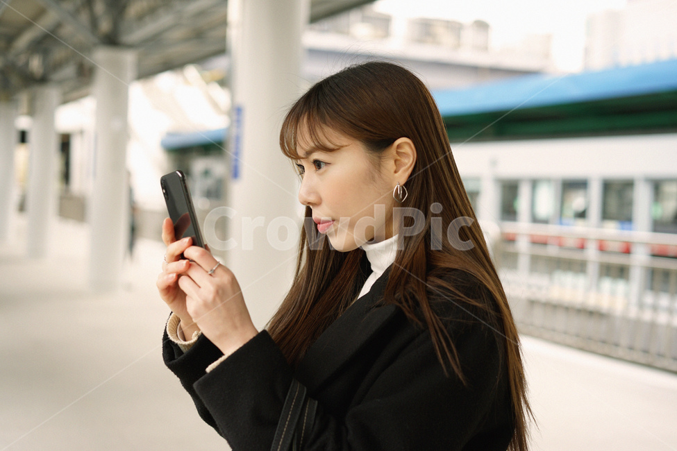 여자,여성,지하철,대중교통,전철,기다림,열차,기차,교통,지하철역,핸드폰,모바일,휴대폰,사람,인물,인간,human,person,여성,여자,woman,female,lady,감성,sensible,feeling