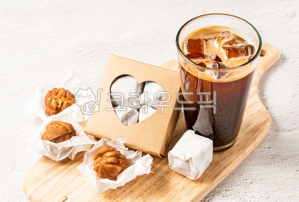 Coffee,walnut cookies,dessert,cafe food,cookies,iced americano,americano,walnut cookies and coffee,walnut cookies and americano,coffee,americano