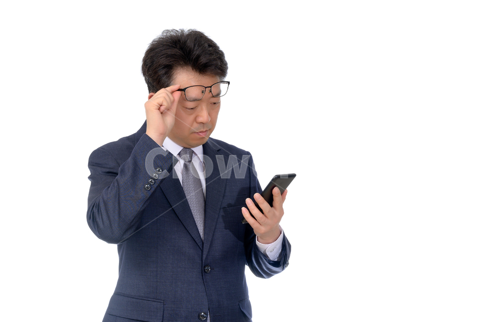 비즈니스맨,1명,1인,한국인,중국인,일본인,아시아인,남자,중년,중장년,4050세,비즈니스,사업가,사업,하얀배경,웃는,정장,양복,ceo,직장인,상사,표정,정장자켓,수트,사회인,윗사람,사장,회사원,넥타이,40대,50대,노안,근시,난시,시력,스마트폰,핸드폰,전화기,안경,누끼,사람,인물,인간,human,person,남성,남자,man,male
