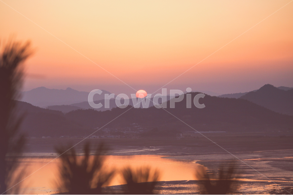 자연,풍경,일몰,sunset,landscape,nature,sunfall,태양,해,햇빛,sun,sunlight,light,빛,산,산맥,낙조,만,bay,mountain,plant,식물,하늘,sky,자연,풍경,nature,landscape,해변,바다,beach,sea,색깔,색상,색채,색감,color sense,color sensitivity,feeling of color,outdoors,옥외,dusk,황혼,dawn,새벽,red sky,붉은 하늘