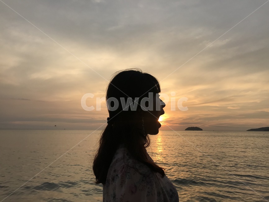 코타키나발루,바다,선셋,여행,노을,여자,풍경,일몰,뒷모습,옆모습,여자뒷모습,태양,구름,감성,저녁,해변,비젼,사람,인물,인간,human,person,여성,여자,woman,female,lady,인물실루엣,사람실루엣,character silhouette,human silhouette,nature,자연,outdoors,옥외