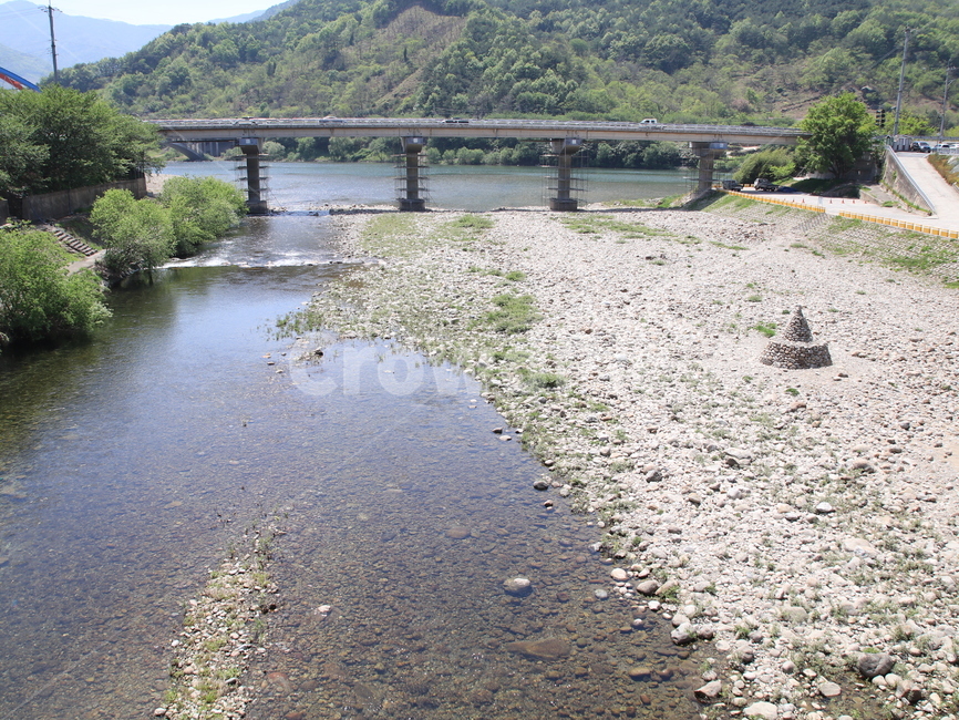 시골,다리,강,자갈,산,초록,하늘,자연,자연,풍경,nature,landscape,water,물,outdoors,옥외