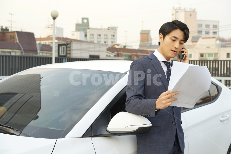 남성,남자,직장인,회사원,서류,자동차,차량,비즈니스,사업가,정장,양복,업무,회사,사람,인물,인간,human,person,남성,남자,man,male,산업,industry,industrial,비즈니스,사업,business,service,work