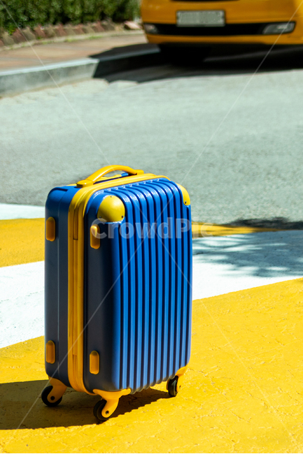 캐리어,여행,파란색,노란색,여행가방,해외여행,여행준비,짐가방,blue,yellow,suitcase,travel,traveling,tour,trip,journey,사물,물건,오브젝트,thing,object,matter