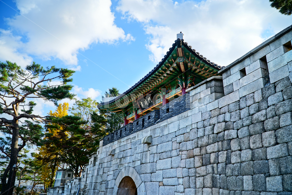 숙정문,한양도성,성문,성곽,한국,한국전통,문화재,유적,유적지,korea,서울,seoul,culturalassets,culturaltreasure,culturalproperties,성벽,캐슬,castle,한옥,전통,기와,가을,풍경,10월,autumn,fall,landscape,october,숙청문,하늘,구름,sky,heaven,cloud,자연,nature,나무,건축,전통건물,건물,목조,목조건물,한국문화,전통문화,한국적인,단청,한국전통,한국문화,korean traditional,korean culture,건축물,건물외관,exterior,building,structure,architecture,construction