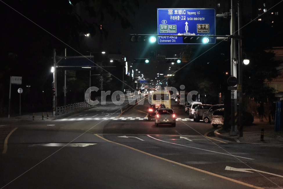 자동차,저녁,신호등,불빛,표지판,야경,밤,풍경,nightscape,night,landscape,교통,교통수단,traffic,transportation,road,도로,asphalt,아스팔트,car,차,vehicle,차량,automobile