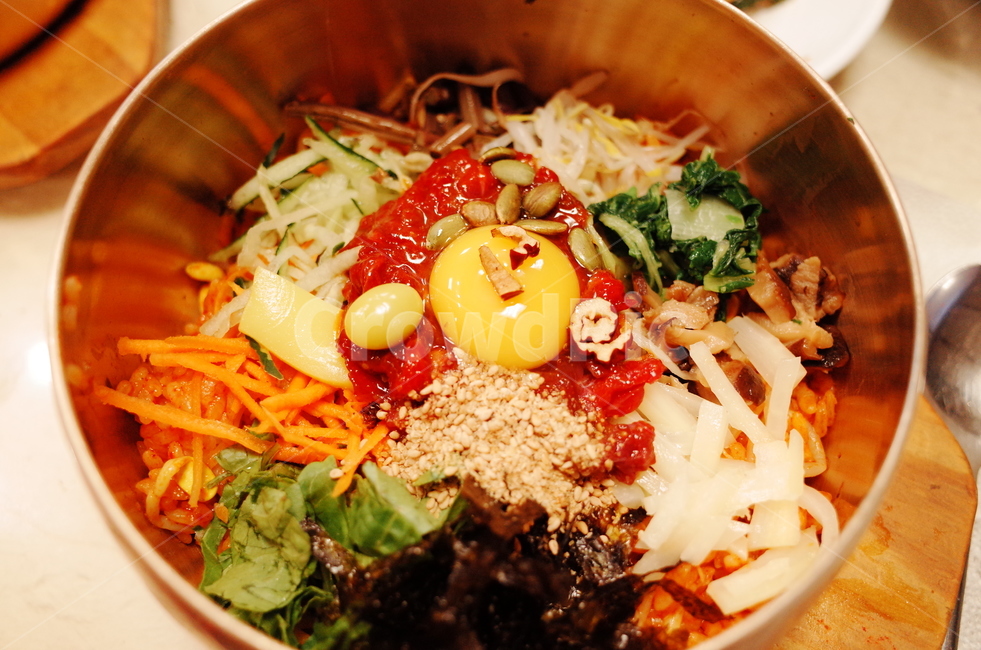 비빔밥,놋그릇,한국음식,한식,전통음식,육회비빔밥,밥,건강한,고추장,전통,korean,koreanfood,음식,식재료,요리,food,cook,meal,dishes,food reserves,한식,한국음식,한국요리,korean food,korean dishes,korean meal,korean cook
