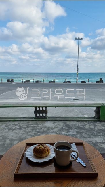 커피,바다,카페,하늘,구름,여유,커피와빵,해안,제주도,풍경,cafe,coffee