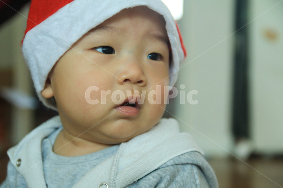 산타모자,아기,아이,크리스마스,남자아기,남자아이,작은,귀여운,튼튼한,건강한,육아,가족,소중한,빨간모자,일상,생활,얼굴,표정,시선,아기얼굴,응시하는,인물,1살,돌아기,사람,인물,인간,human,person,영유아,아기,애기,아이,infants,baby,메리크리스마스,성탄절,merry christmas