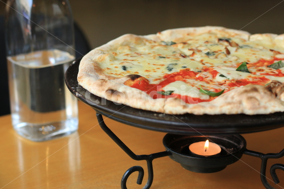 음식,피자,촛불,식탁,물,고르곤,토마토,food,pizza,water,light,table,플레이팅,plating,음식,식재료,요리,food,cook,meal,dishes,food reserves,양식,서양음식,서양요리,western food,western dishes,western meal,western cook