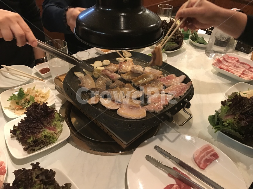삼겹살,회식,외식,고기,식당,한식,돼지고기,후라이팬,고깃집,메뉴,인기있는,한국음식,한국요리,입맛,배고픔,먼지,미세먼지,육식,미식가,맛집,요리,음식점,인기요리,음식문화,음식,식재료,요리,food,cook,meal,dishes,food reserves,한식,한국음식,한국요리,korean food,korean dishes,korean meal,korean cook