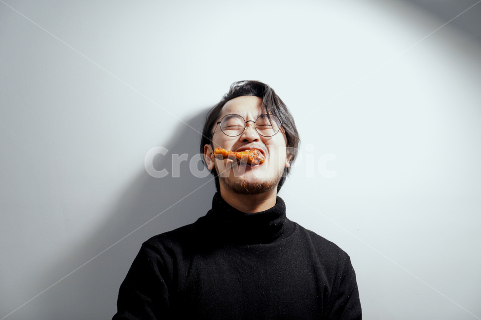 치킨,먹방,음식,사람,문신,tattoo,모델,수염,사람,인물,인간,human,person,남성,남자,man,male